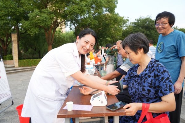 好牛配资 沪郊吕巷镇，“葡萄大王”成长为全国劳模，新农人们各显其能奋力追赶
